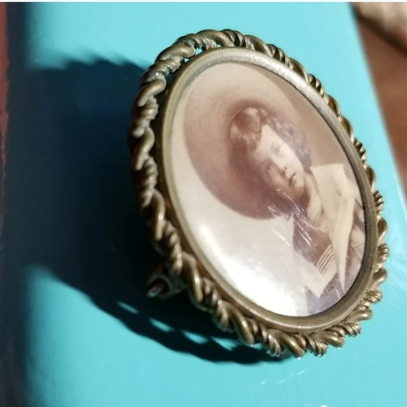 Antique photo brooch child sailor suit gold tone vintage pin vintage - Picture 5 of 7
